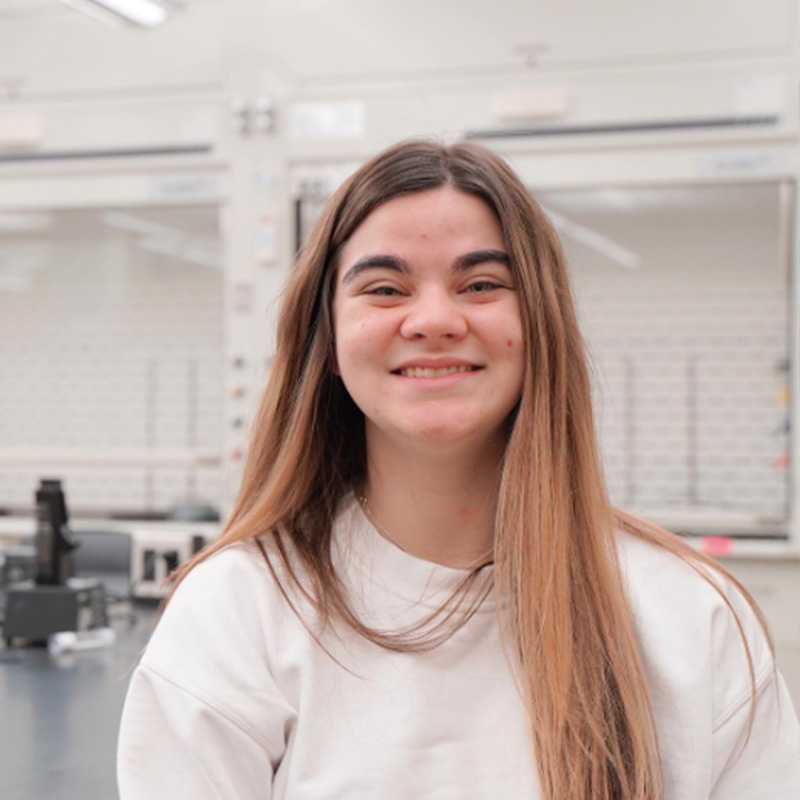 alumna Becca Lappi headshot in a science lab