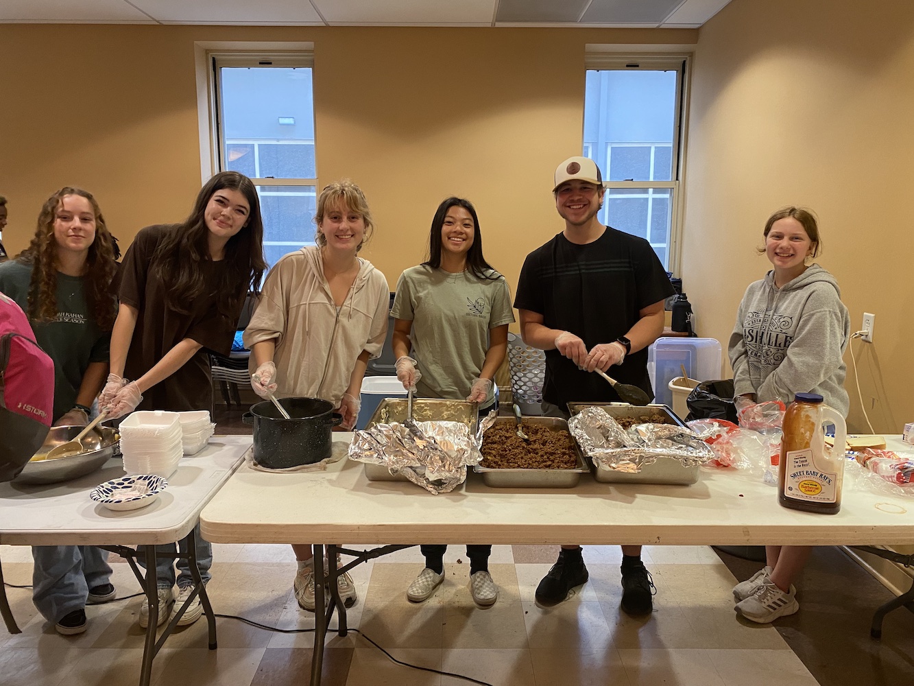 Students serve a meal at Jacob's Well in Memphis