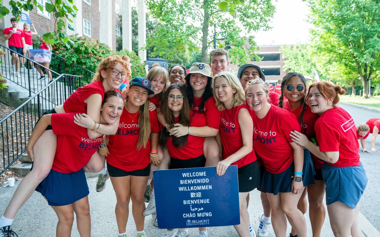 Towering Tradition leaders welcome new students to Belmont