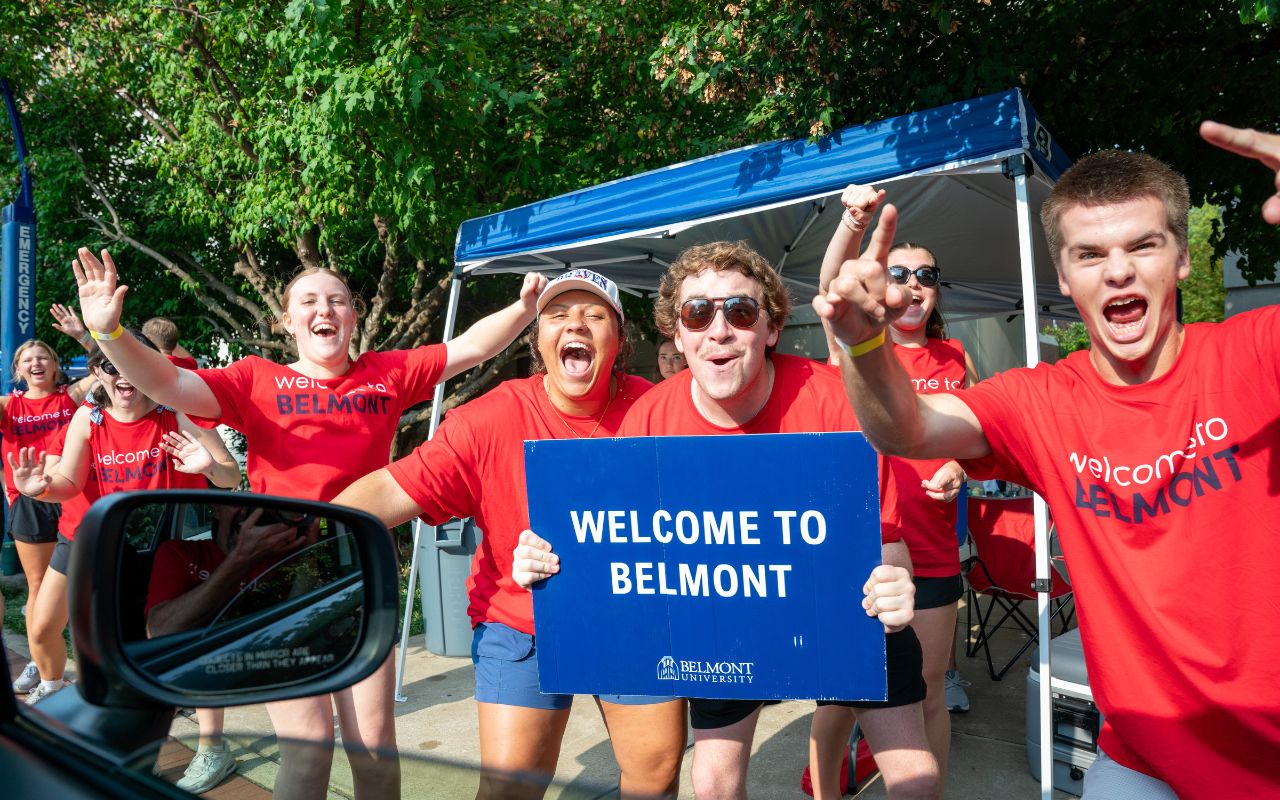 Towering Tradition leaders welcome new students to Belmont