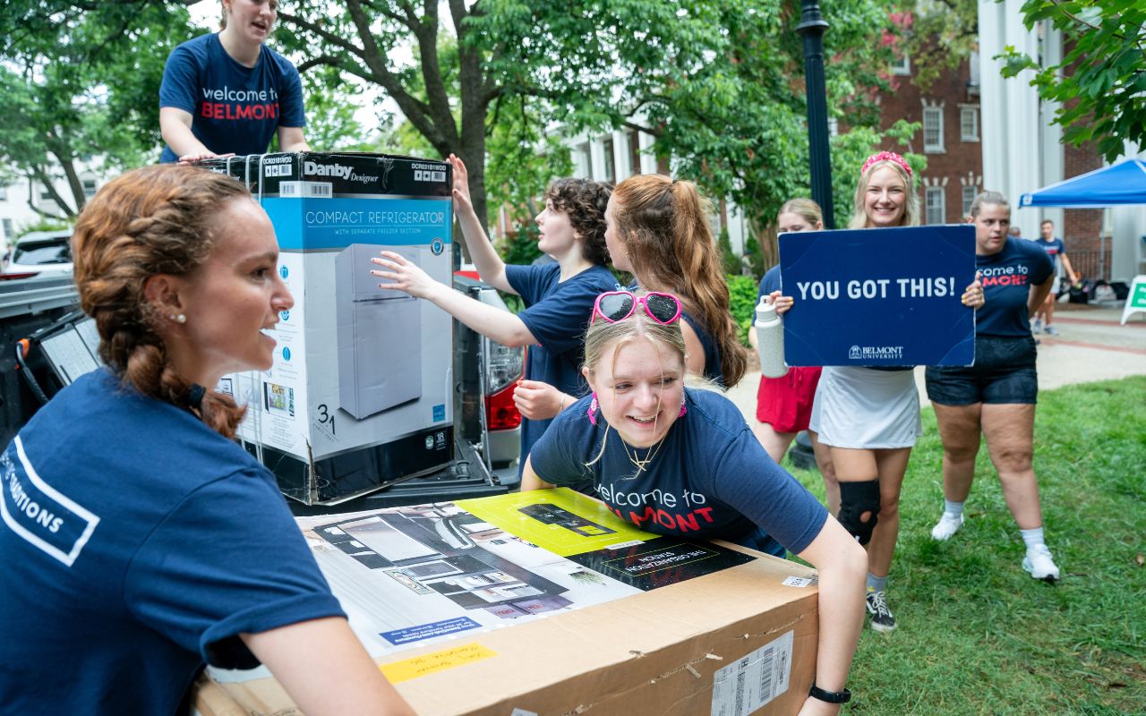 Towering Tradition leaders welcome new students to Belmont