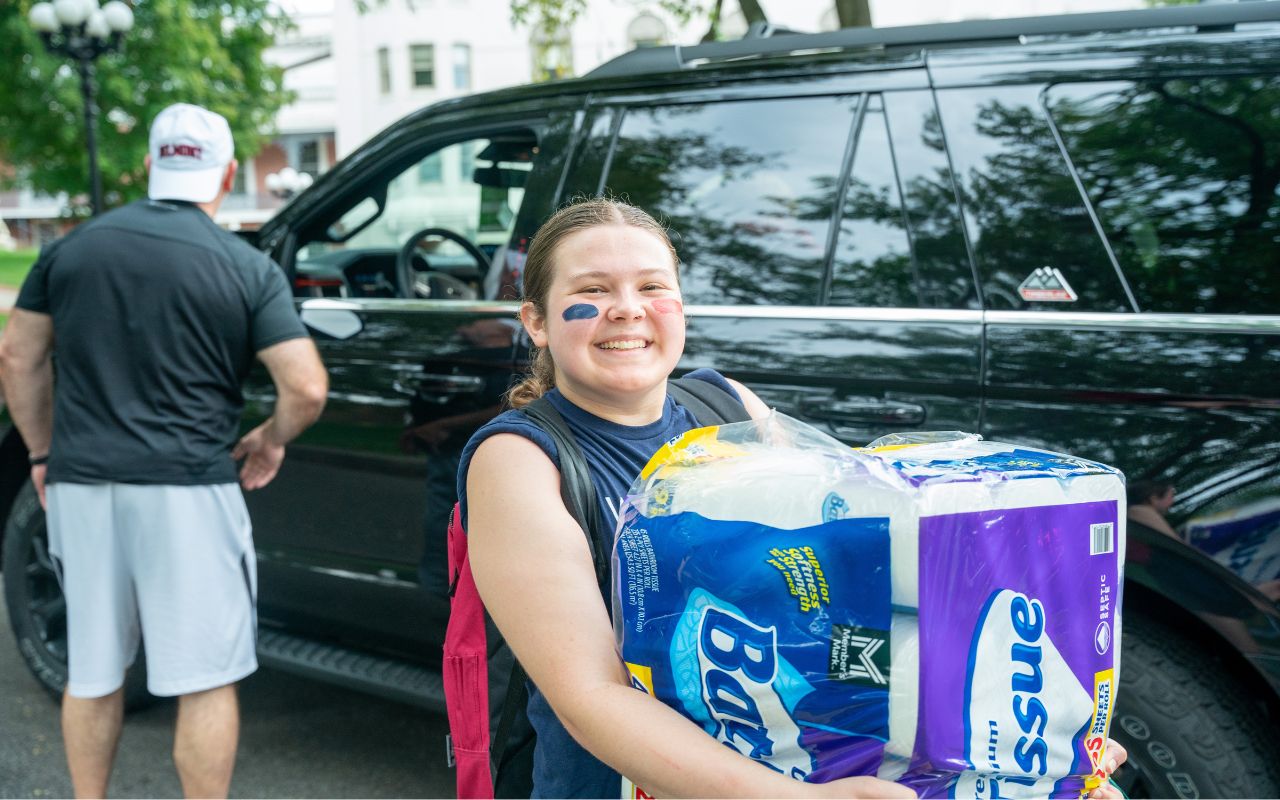 Towering Tradition leaders welcome new students to Belmont