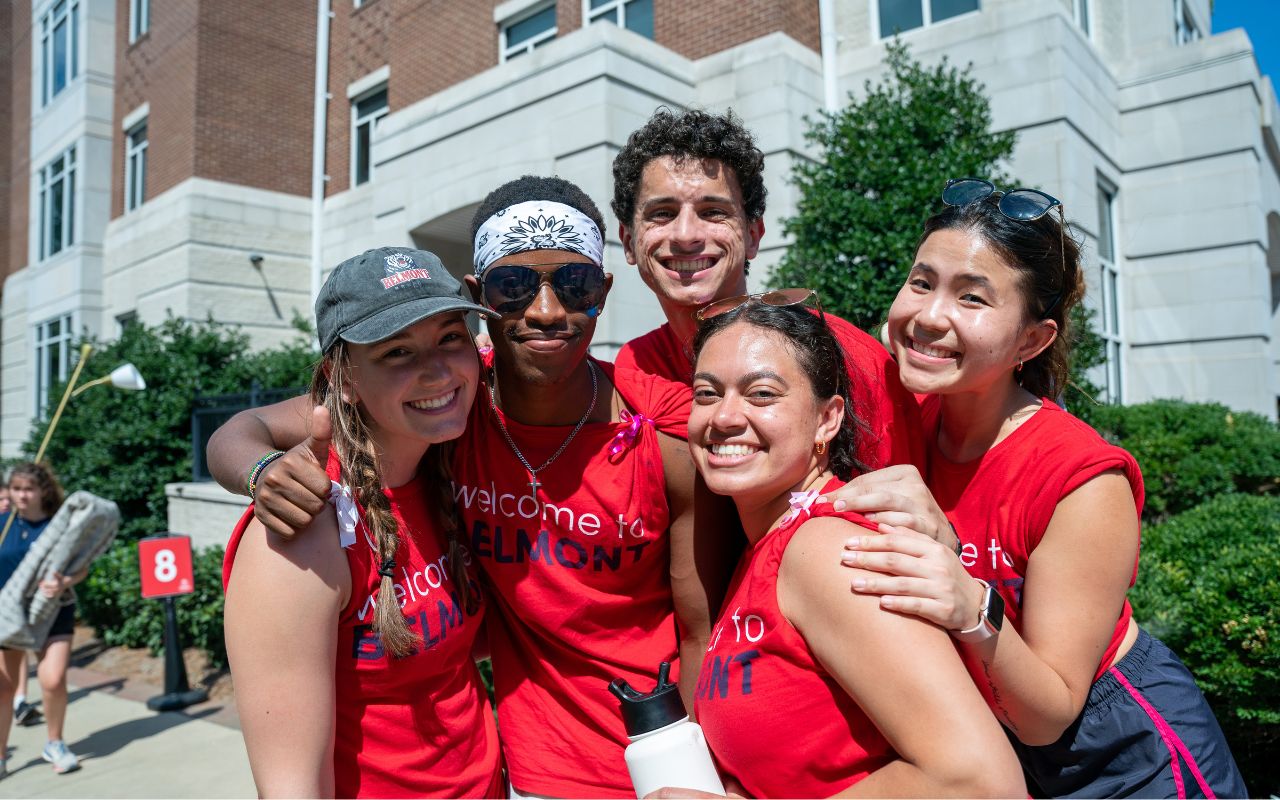 Towering Tradition leaders welcome new students to Belmont