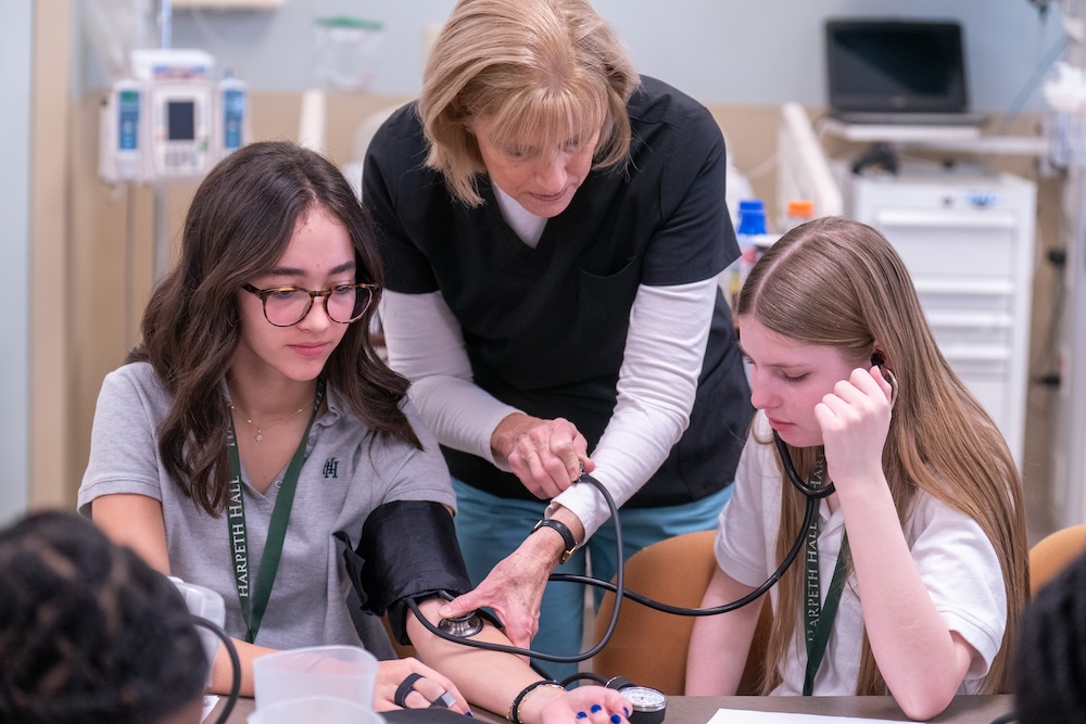 Healthcare 101 students work in simulation lab