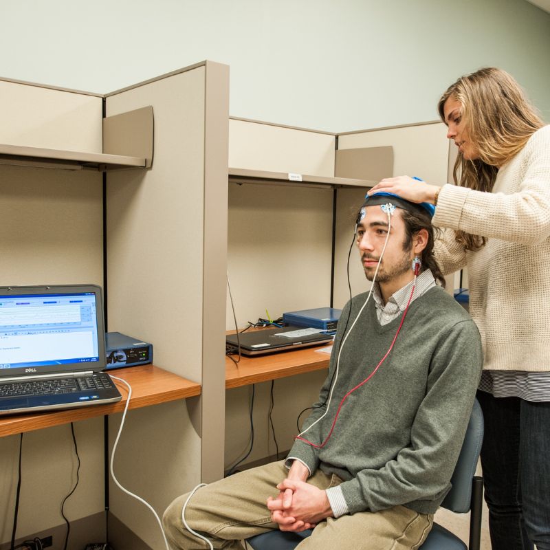 Psych students measure brainwaves